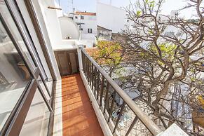 B78 - Fragoso Downtown Apartment