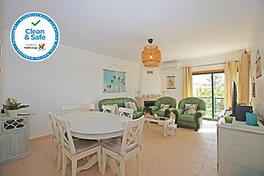 B16 - Sandy Pine Beachfront Flat in Lagos