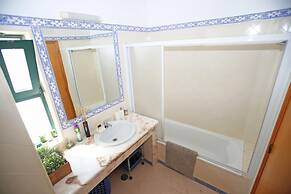 B16 - Sandy Pine Beachfront Flat in Lagos