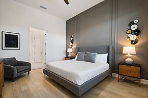 Luxurious 15br Villa With Lake View & Game/theater