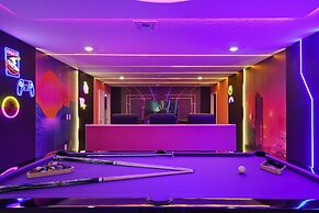 Modern Resort Home w/ Pool, Spa & Arcade Access