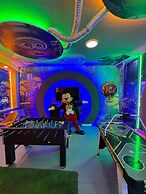 Modern Resort Home w/ Pool, Spa & Arcade Access