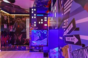 Modern Resort Home w/ Pool, Spa & Arcade Access