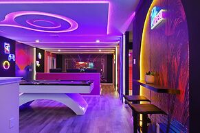 Modern Resort Home w/ Pool, Spa & Arcade Access