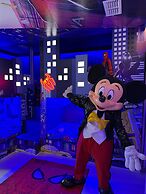 Modern Resort Home w/ Pool, Spa & Arcade Access