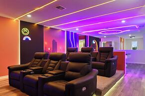 Modern Resort Home w/ Pool, Spa & Arcade Access