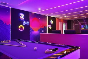 Modern Resort Home w/ Pool, Spa & Arcade Access