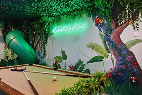 Luxury Stay: Pool, Games, Themed Rooms