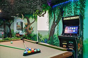 Luxury Stay: Pool, Games, Themed Rooms