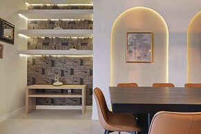 Luxurious Windsor Cay Retreat With Theater & Pool