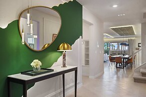 Luxurious Windsor Cay Retreat With Theater & Pool