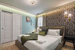 Luxurious Windsor Cay Retreat With Theater & Pool