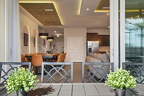 Luxurious Windsor Cay Retreat With Theater & Pool