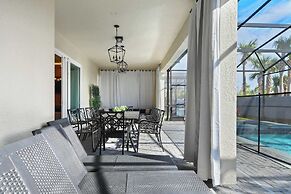 Luxurious Windsor Cay Retreat With Theater & Pool