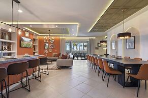 Luxurious Windsor Cay Retreat With Theater & Pool