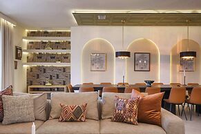 Luxurious Windsor Cay Retreat With Theater & Pool