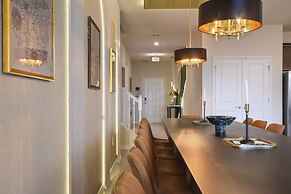 Luxurious Windsor Cay Retreat With Theater & Pool