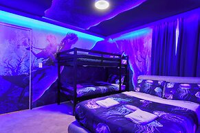 Luxurious Windsor Cay Retreat With Theater & Pool