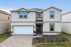 Luxurious Windsor Cay Retreat With Theater & Pool