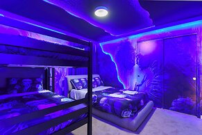 Luxurious Windsor Cay Retreat With Theater & Pool