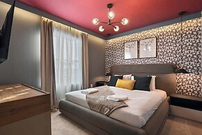 Luxurious Windsor Cay Retreat With Theater & Pool