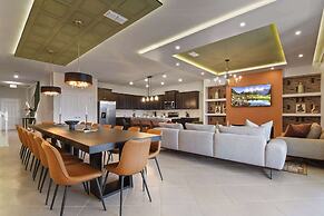 Luxurious Windsor Cay Retreat With Theater & Pool