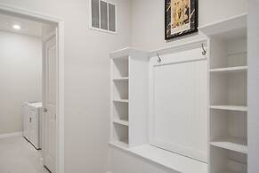 Luxurious Windsor Cay Retreat With Theater & Pool