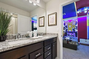 Luxurious Windsor Cay Retreat With Theater & Pool