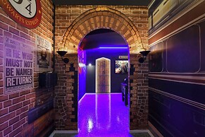 Luxurious Windsor Cay Retreat With Theater & Pool