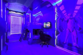 Luxurious Windsor Cay Retreat With Theater & Pool