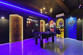 Luxurious Windsor Cay Retreat With Theater & Pool