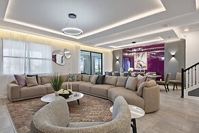 Epic Family Getaway: Themed Villa Near Disney !