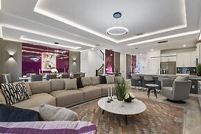 Epic Family Getaway: Themed Villa Near Disney !