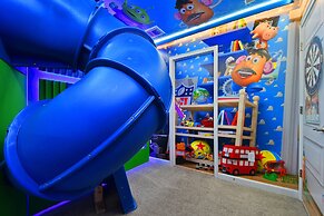 Epic Family Getaway: Themed Villa Near Disney !