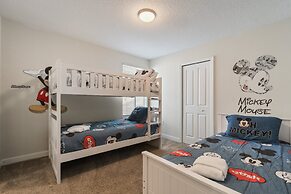 Green View Villa: 6 Beds, Pool & Resort Access