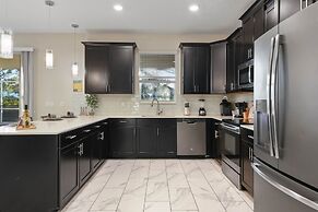 Green View Villa: 6 Beds, Pool & Resort Access