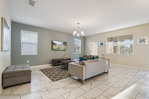 Green View Villa: 6 Beds, Pool & Resort Access