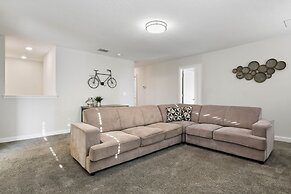 Green View Villa: 6 Beds, Pool & Resort Access