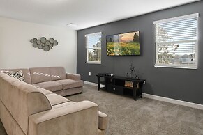 Green View Villa: 6 Beds, Pool & Resort Access