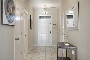 Green View Villa: 6 Beds, Pool & Resort Access