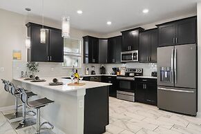 Green View Villa: 6 Beds, Pool & Resort Access