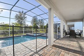 Green View Villa: 6 Beds, Pool & Resort Access