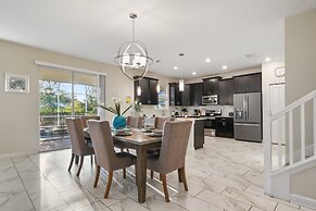 Green View Villa: 6 Beds, Pool & Resort Access