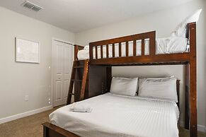 Green View Villa: 6 Beds, Pool & Resort Access