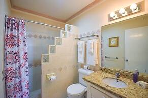 Beachfront Cosy And Romantic Condo - Nautilus 1 Bedroom Apts by Bluesc