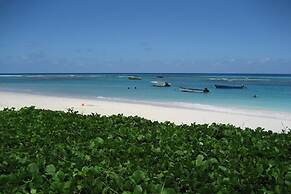 Beachfront Cosy And Romantic Condo - Nautilus 1 Bedroom Apts by Bluesc