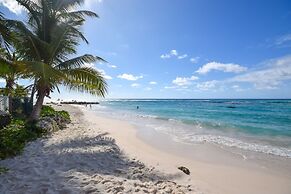 Beachfront Cosy And Romantic Condo - Nautilus 1 Bedroom Apts by Bluesc