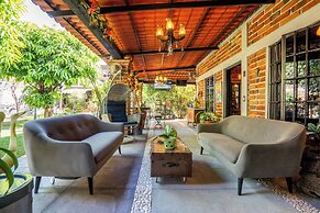 Cozy House with Pool and 3 Bedrooms