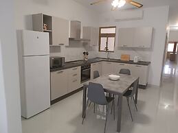 Seaside Stylish and Spacious 2-bedroom Apartment