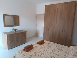 Seaside Stylish and Spacious 2-bedroom Apartment